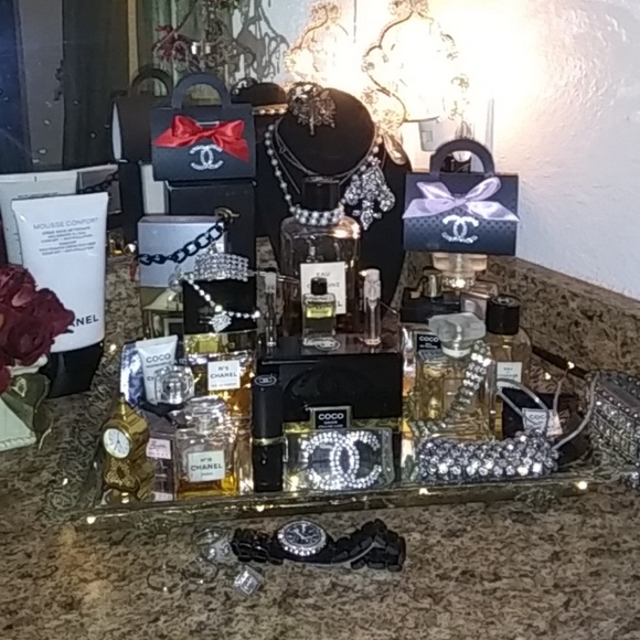 💫Meet your Posher, Missy 👑🍷🗼 - Picture 2 of 10